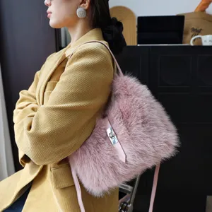 Detailaufnahme einer rosa Kunstfell-Umhängetasche mit einem silbernen Metalldrehverschluss