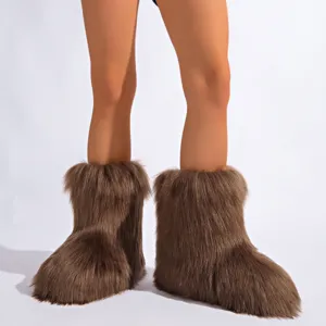 Vue détaillée de bottes de neige en fausse fourrure marron avec une esthétique Y2K.