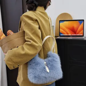 Nahaufnahme einer blauen flauschigen Kunstpelz-Umhängetasche zu einer gelben Cordjacke