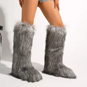 Detailansicht grauer Kniehohe Kunstpelzstiefel mit flauschiger Textur für Y2K Mode