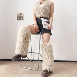 Completo due pezzi in finta pelliccia di agnello con gilet halter e scaldamuscoli
