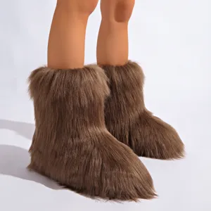 Gros plan détaillé de bottes de neige en fausse fourrure marron à poils longs
