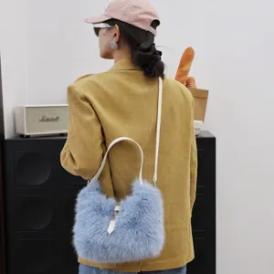 Modische blaue Plüsch-Umhängetasche aus Kunstfell, kombiniert mit einer Cordjacke