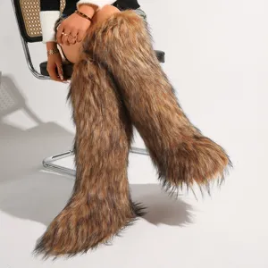Detailansicht flauschiger Kniehoher Stiefel aus Kunstpelz in Braun für den Y2K-Look