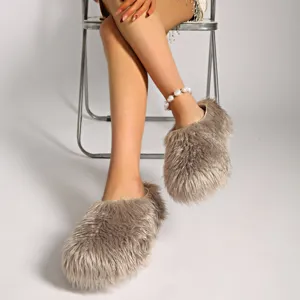 Zuecos elegantes de piel sintética con suelas gruesas usados por una modelo muy chic