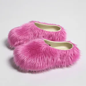 Primer plano detallado de la suave textura de pelo sintético rosa de estos zuecos de cuña