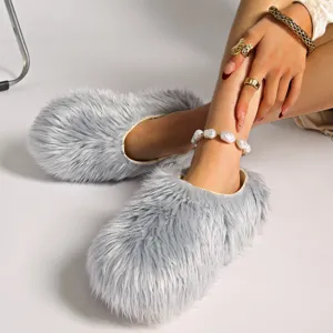 Vista detallada de las cómodas pantuflas de plataforma de pelo sintético gris