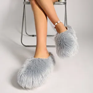 Detalle de zapatillas de pelo sintético gris con suela de plataforma en el pie