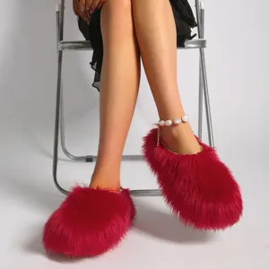 Vista de detalle de pantuflas tipo mule fucsia de piel sintética con suela de plataforma