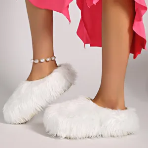 Vista detallada de pantuflas con plataforma de pelo sintético blanco y suela gruesa