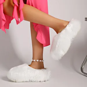 Primer plano detallado de zuecos blancos con plataforma de piel sintética muy suave.