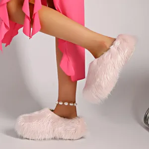 Primer plano de zapatillas de plataforma de piel sintética rosa usadas por una modelo.