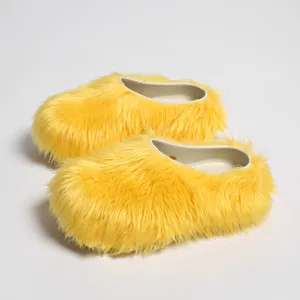 Vista detallada de las zapatillas de plataforma de piel sintética amarilla con textura felpa