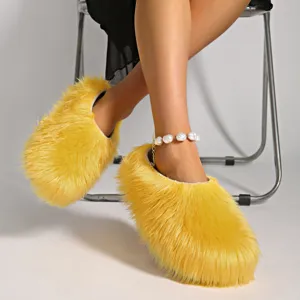 Mules de plataforma de piel sintética amarilla con tobillera de perlas decorativa.