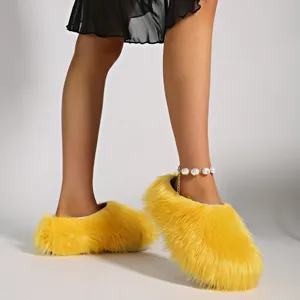 Primer plano de pantuflas de piel sintética amarilla con plataforma gruesa y suave