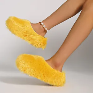 Detalle de cerca de mules de plataforma de piel sintética amarillo brillante en modelo