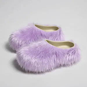 Zuecos de piel sintética lavanda con suelas de plataforma gruesas y forro interior beige