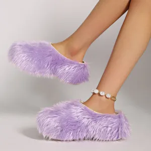 Detalle de mules de plataforma de piel sintética violeta con tobillera de perlas.