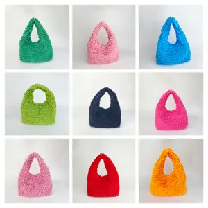 Affichage en grille de sacs à main en peluche texturés en neuf couleurs acidulées