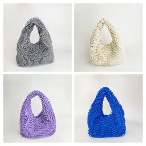 Collection de sacs cabas en chenille hirsute aux couleurs bonbon: gris, blanc, lilas, bleu