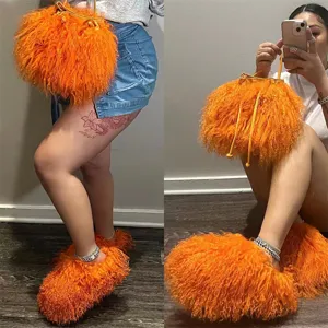 Ensemble de pantoufles en fausse fourrure orange et sac à main en peluche assorti
