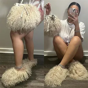 Ensemble assorti de chaussons en fausse fourrure et sac seau à cordon en blanc crème