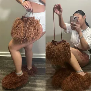 Détail de l'ensemble sac seau et chaussons en fausse fourrure de mouton marron