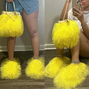 Ensemble de luxe avec sac seau en fausse fourrure jaune vif et pantoufles duveteuses assorties.