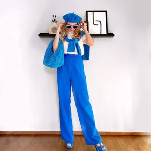 Vue détaillée d'un grand sac cabas en peluche bleu vif porté par un mannequin de mode