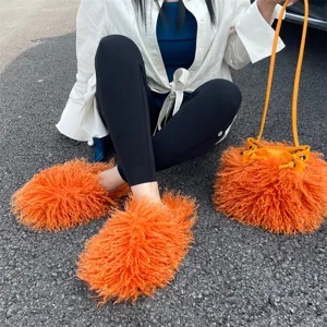 Chaussons douillets en fausse fourrure orange et sac seau assorti pour la maison