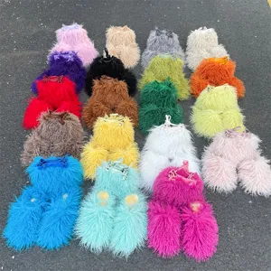 Collection de bottes en fausse fourrure et de sacs à main assortis en couleurs vives