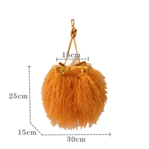 Vue détaillée du sac bourse en fausse fourrure orange avec marqueurs de taille de 25 cm