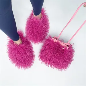 Levendige fuchsia imitatie Mongoolse bontpantoffels en bijpassende bucket bag set