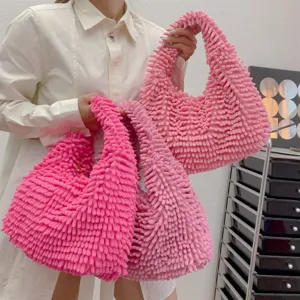 Gros plan de trois sacs fourre-tout en peluche rose avec une texture chenille douce