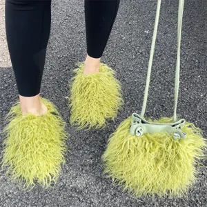 Ensemble de pantoufles en fausse fourrure verte et sac seau assorti pour un look cosy
