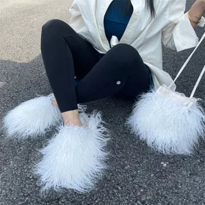 Ensemble pantoufles en fausse laine d'agneau blanche et sac à main en peluche assorti chic