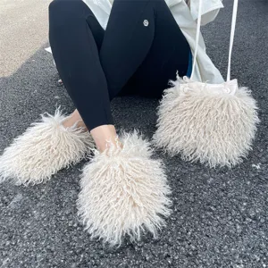 Vue détaillée montrant la texture moelleuse des chaussons en fausse fourrure et du sac assorti.
