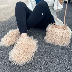 Détail des pantoufles en fausse peau de mouton beige et du sac seau en peluche assorti