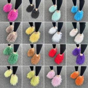 Een levendige collectie pluizige Mongoolse imitatiebont slippers in 16 verschillende kleuren