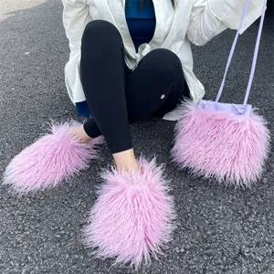 Détail en gros plan des chaussons moelleux en fausse fourrure rose et sac assorti