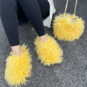 Ensemble de pantoufles jaunes en fausse fourrure bouclée et sac seau en peluche assorti