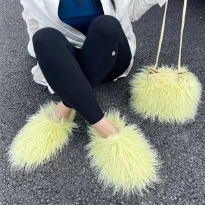 Vue détaillée de pantoufles en fausse fourrure jaune pâle et de l'ensemble de sacs