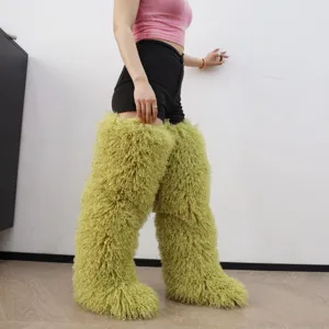 Primer plano de botas de nieve por encima de la rodilla de 72 cm de pelo sintético