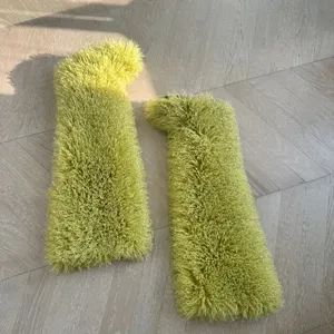 Detalle de calentadores de 72 cm de pelo sintético rizado verde lima para el carnaval.