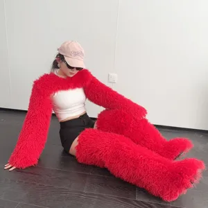 Κόκκινο γούνινο μπολερό Mongolian faux fur και ασορτί γκέτες φορεμένα από μοντέλο.