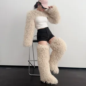 Μοντέρνα μπεζ μανίκια από συνθετική γούνα και ασορτί χνουδωτές γκέτες για γυναίκες