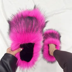 Detailansicht von leuchtend rosa-schwarzen Kunstfell-Plüschhausschuhen im Y2K-Punk-Stil.