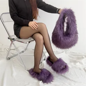 Détail de luxe d'un sac à main en fausse fourrure violette et pantoufles assorties