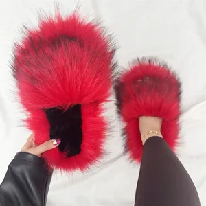 Detailansicht der flauschigen rot-schwarzen Kunstpelz-Hausschuhe im auffälligen Y2K-Punk-Stil
