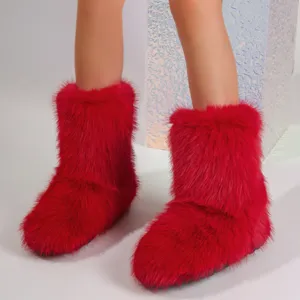 Vue détaillée des bottes de neige rouges en fausse fourrure pelucheuse style Y2K
